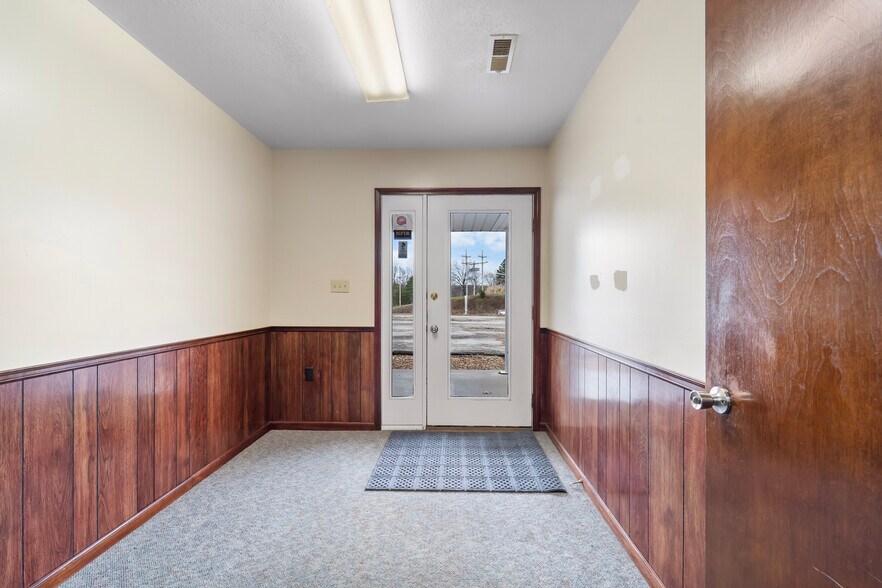 More Photos Of 209 W Main St, Linn Warehouse For Sale