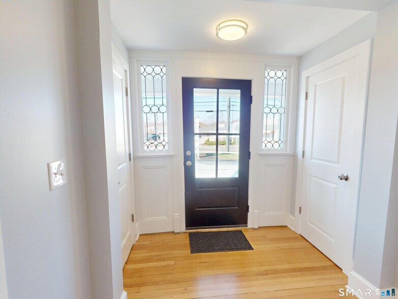 More Photos Of 132 Boston Post Rd, East Lyme Freestanding For Lease