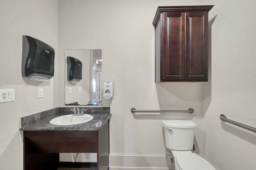 More Photos Of 250 Ed English Dr, Shenandoah Office For Sale