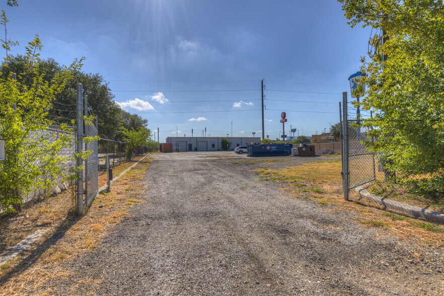 More Photos Of 6226 Fairdale Dr, San Antonio Warehouse For Sale