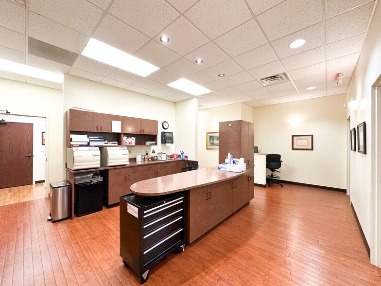 More Photos Of 662 Veterans Pky, Clayton Medical For Lease