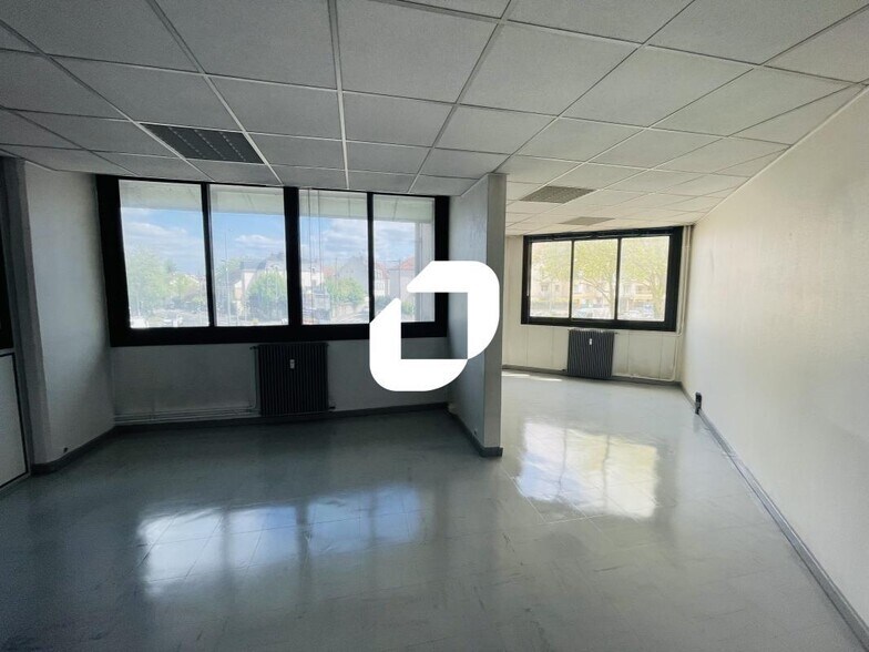 More Photos Of 16 Boulevard Chamblain, Melun Office For Sale