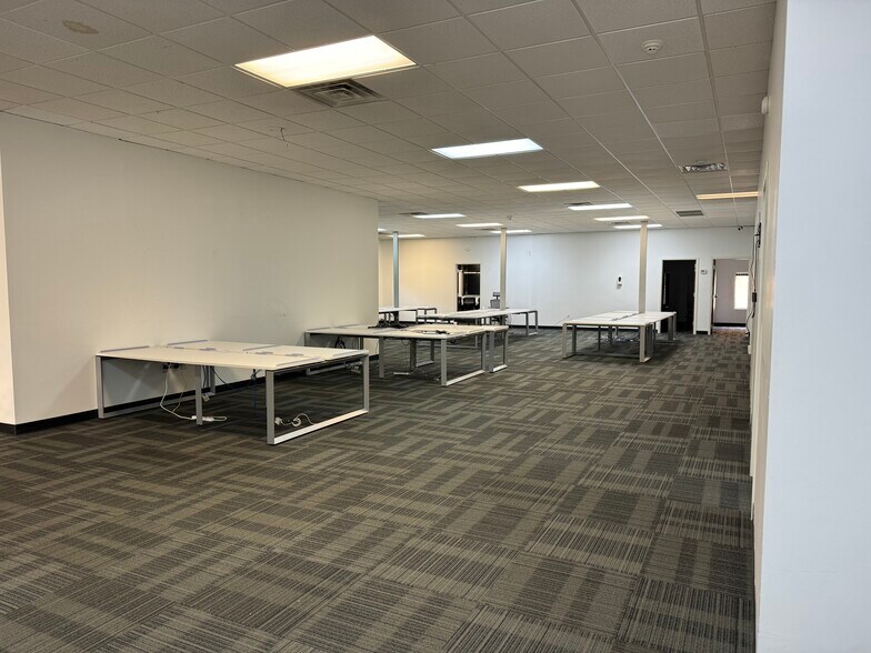 More Photos Of 138 Commerce Ctr, Greenville Light Distribution For Lease