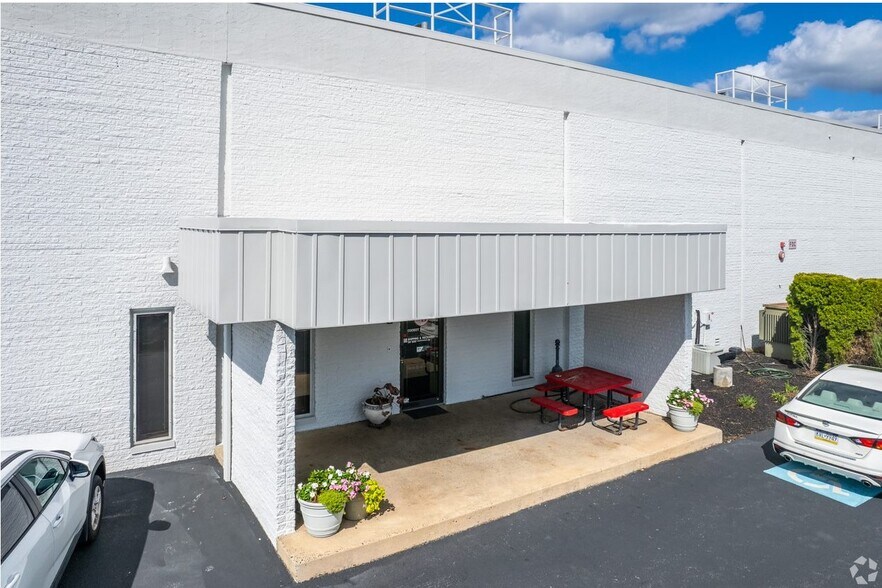 More Photos Of 1850 N Gravers Rd, Plymouth Meeting Distribution For Lease