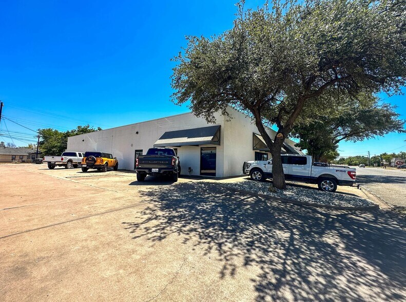More Photos Of 1025 Oak St, Abilene Office For Lease