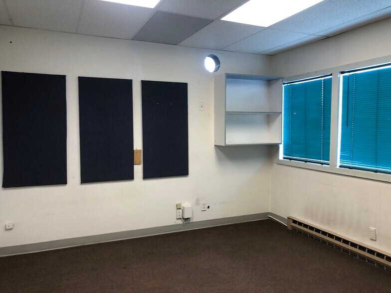 More Photos Of 975 Conger St, Eugene Light Distribution For Lease