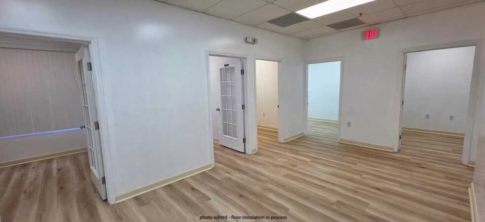More Photos Of 7810 Kingspointe Pky, Orlando Warehouse For Lease