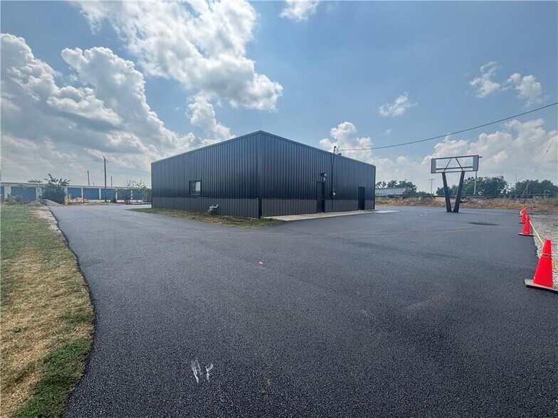 More Photos Of 1937 Maple Ave, Mattoon Warehouse For Sale