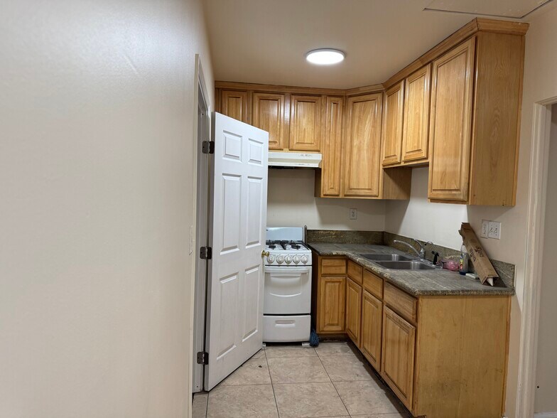 More Photos Of 1365-1367 E 16th St, Los Angeles Warehouse For Sale