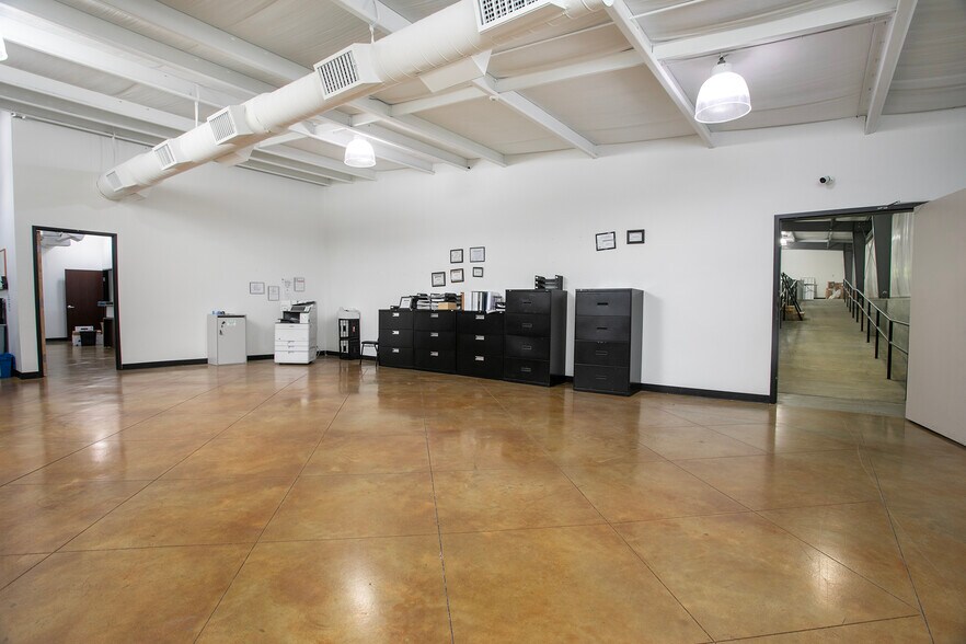 More Photos Of 4285 Hwy 31 W, Tyler Showroom For Lease