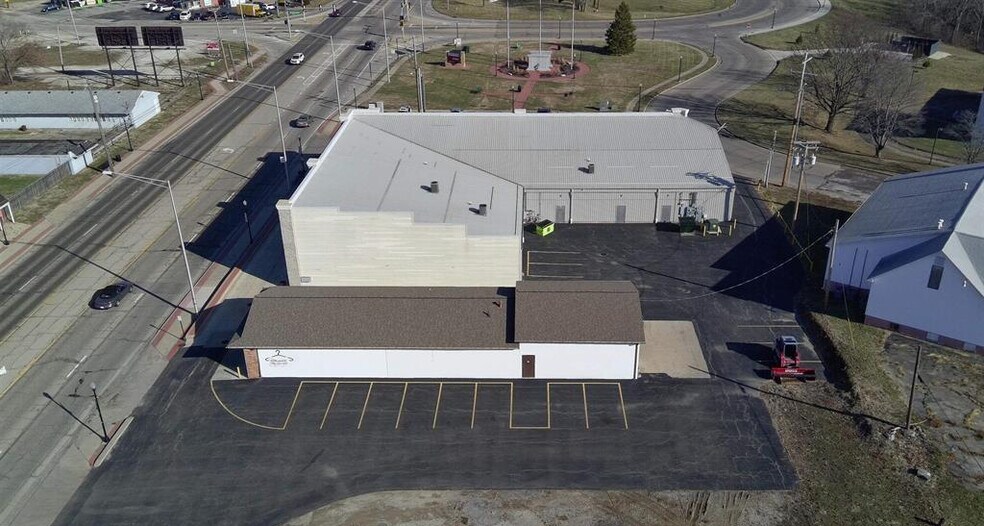 More Photos Of 206 N Main St, Creve Coeur Freestanding For Lease