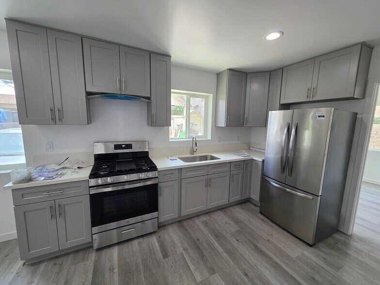 More Photos Of 635 W 51st St, Los Angeles Multifamily For Sale