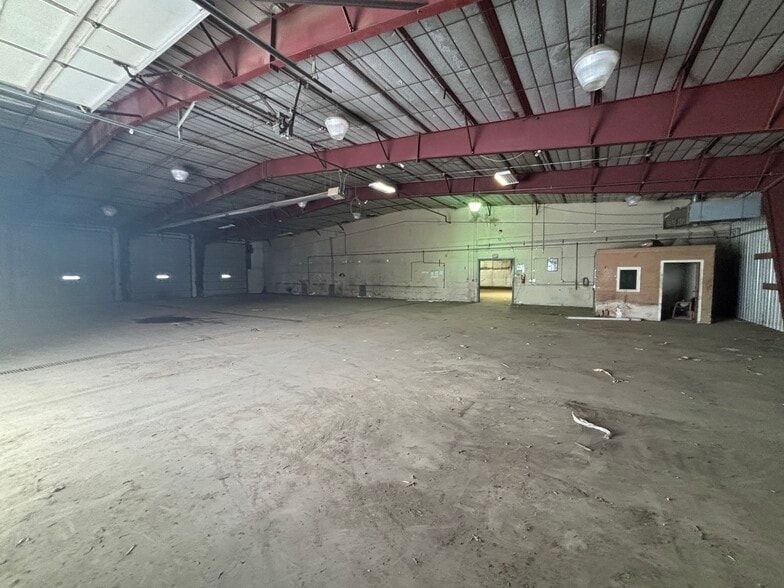 More Photos Of 1740 E College Dr, Marshall Distribution For Lease