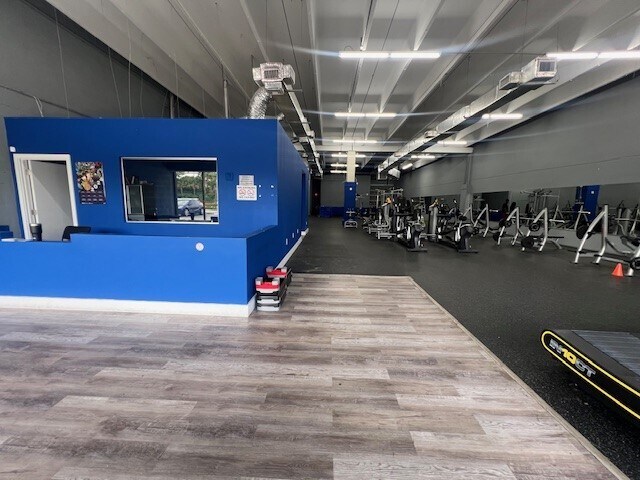 More Photos Of 4874 NW 167th St, Miami Lakes General Retail For Lease