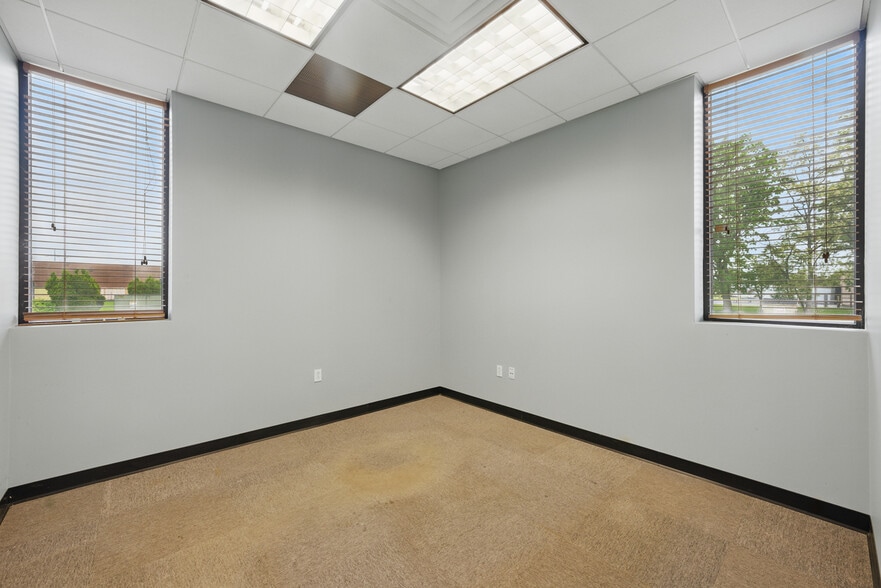 More Photos Of 9552 York Alpha Dr, North Royalton Service For Sale