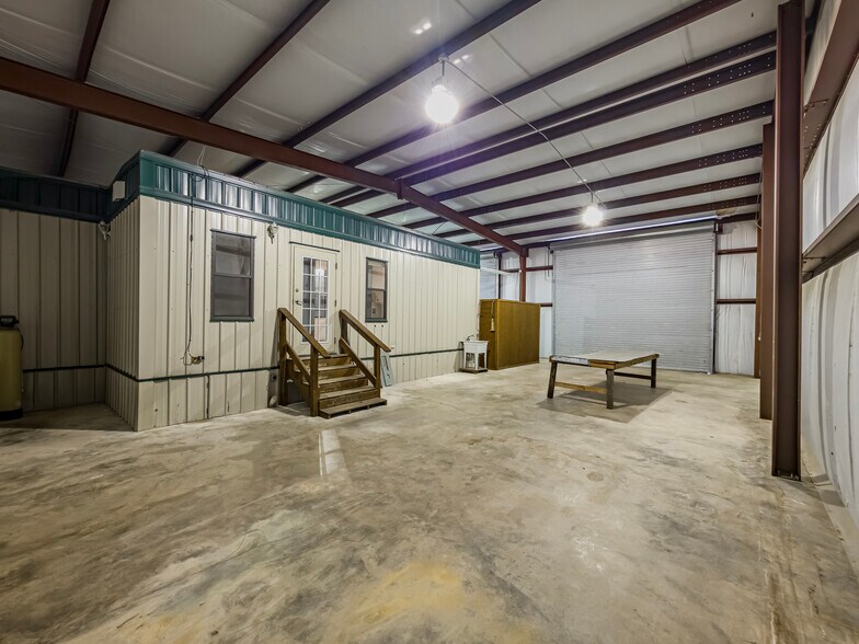 More Photos Of 19300 Valdosta Hwy, Valdosta Light Distribution For Lease