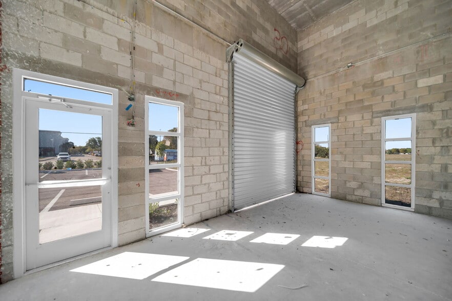 More Photos Of 1913 NE 10th Ter, Cape Coral Flex For Lease