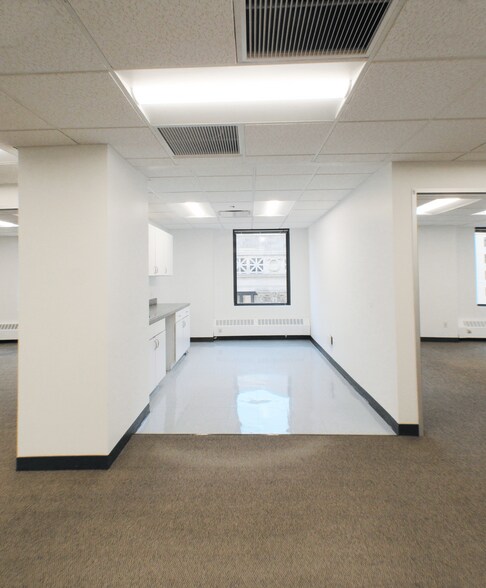 More Photos Of 100 N LaSalle St, Chicago Office For Lease