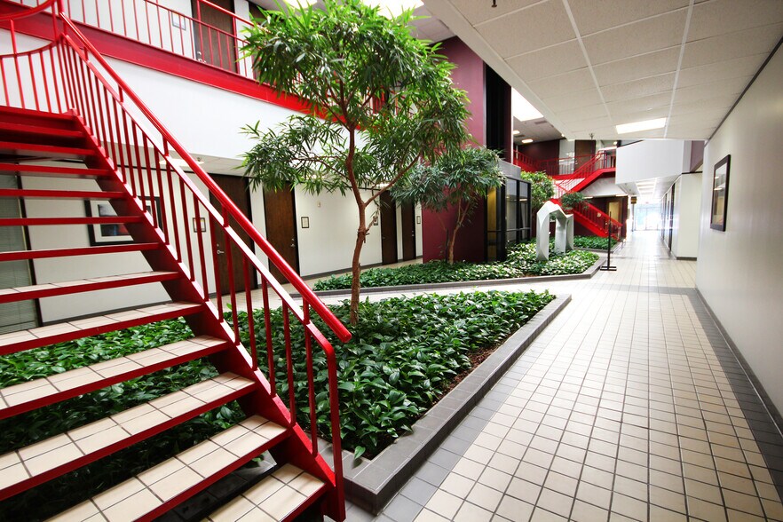 More Photos Of 16903 Red Oak Dr, Houston Office For Lease