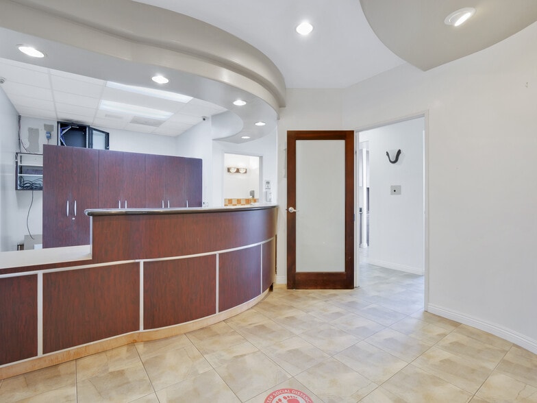 More Photos Of 19100 Ventura Blvd, Tarzana Storefront Retail Office For Sale