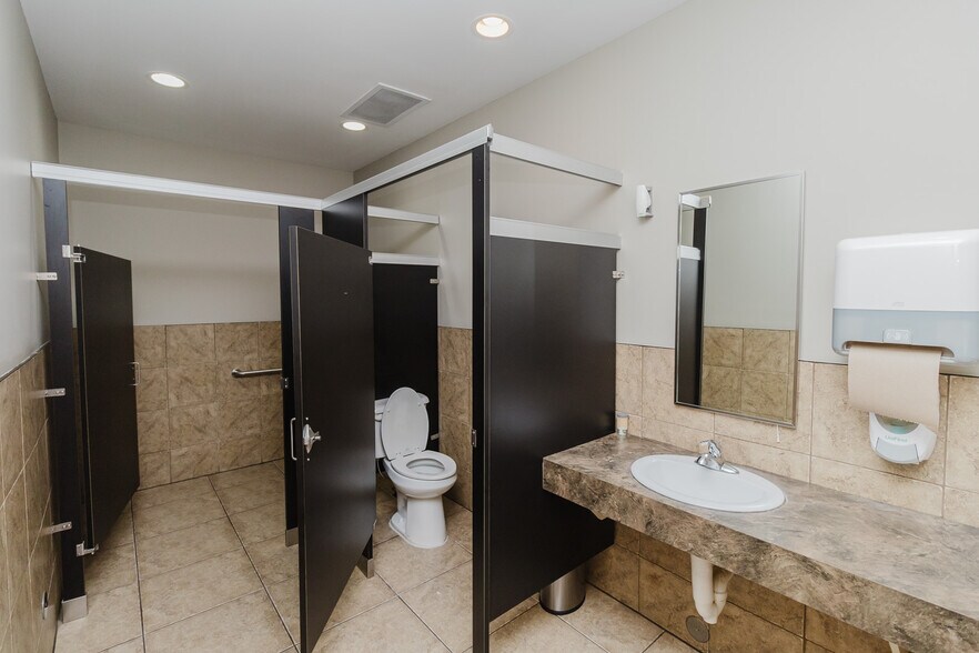 More Photos Of 3101 S Broadway St, Wichita Freestanding For Sale