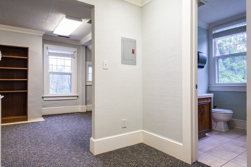 More Photos Of 3562 Spangenberg Ave, Clemmons Office For Lease