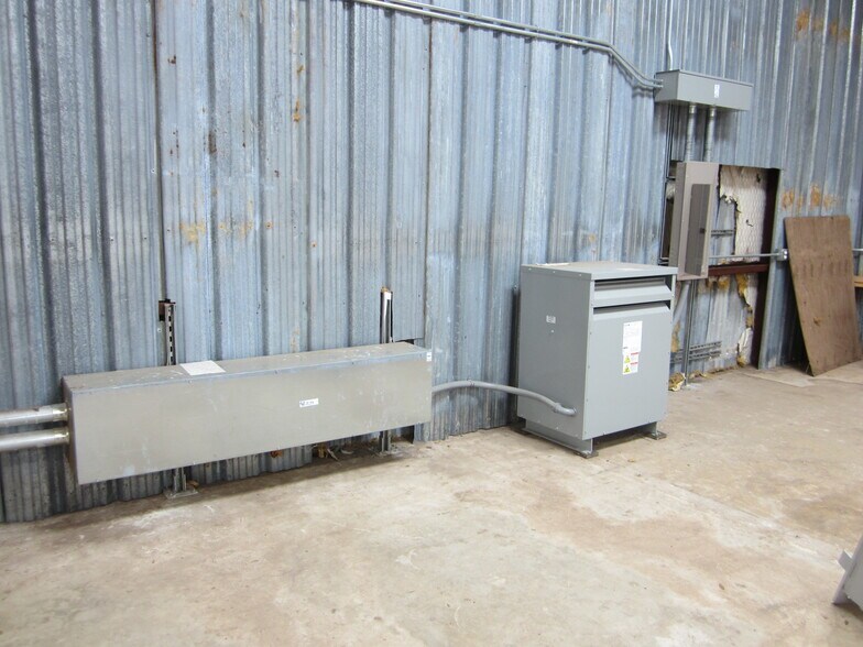 More Photos Of 10141 TX Loop 106, Adkins Showroom For Sale