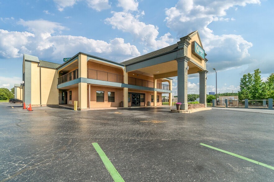 More Photos Of 107 Princeton Blvd, Adairsville Hotel For Sale
