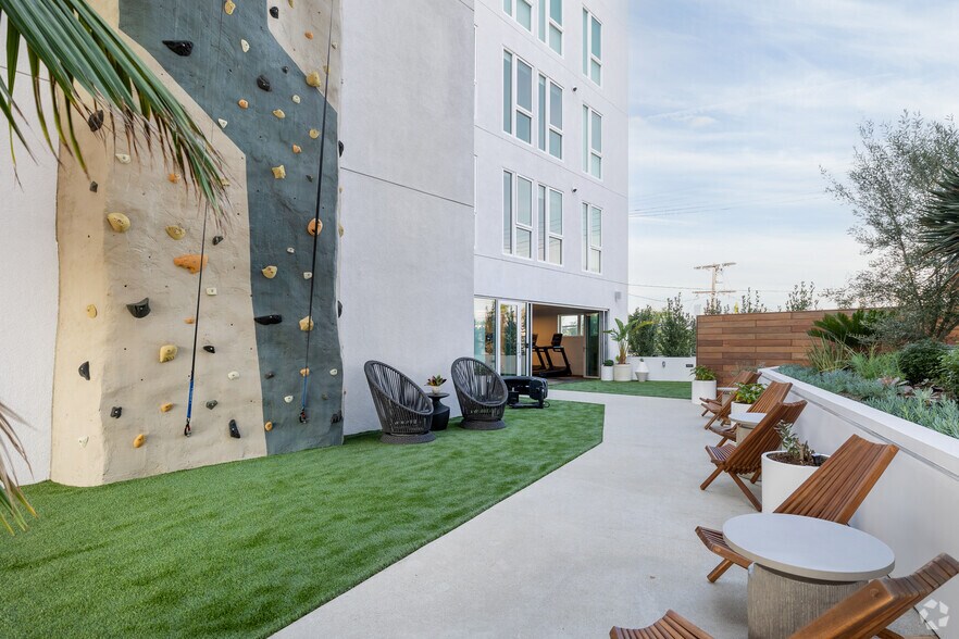 More Photos Of 5935 W Pico Blvd, Los Angeles Apartments For Lease