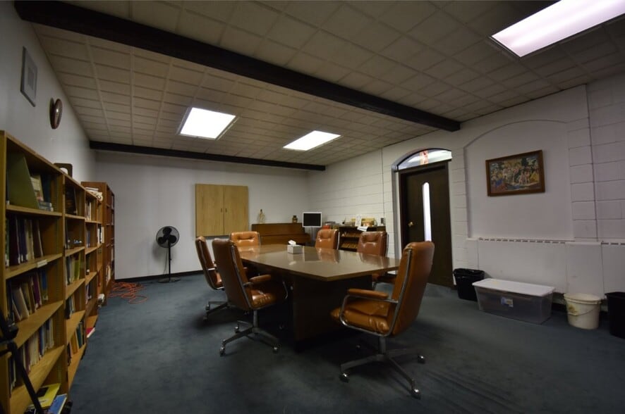 More Photos Of 20300 Middlebelt Rd, Livonia Religious Facility For Lease