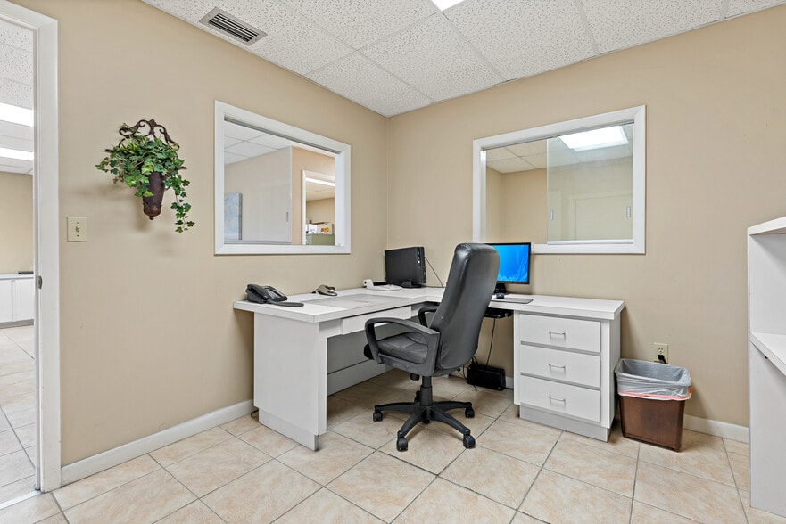 More Photos Of 567 Avenue K SE, Winter Haven Office For Sale