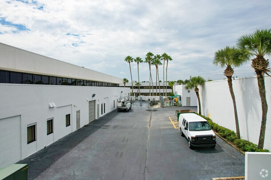 More Photos Of 4524 Oak Fair Blvd, Tampa Unknown For Lease