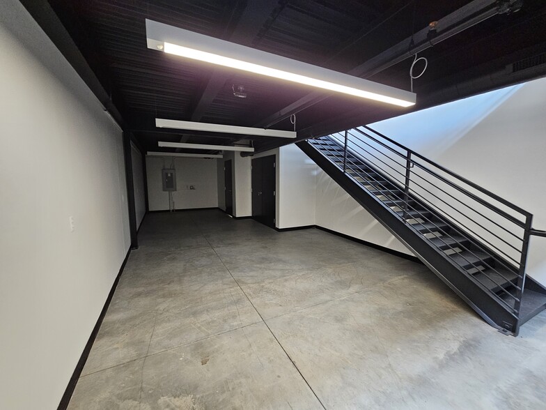More Photos Of 208 Chicane Ln, Pontiac Showroom For Sale