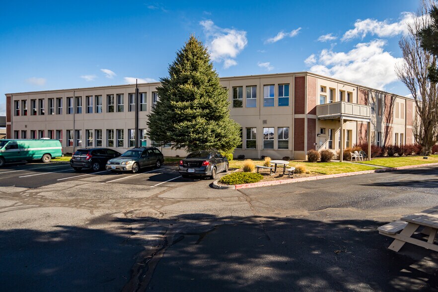 More Photos Of 601 N Larch St, Sisters Research And Development For Sale