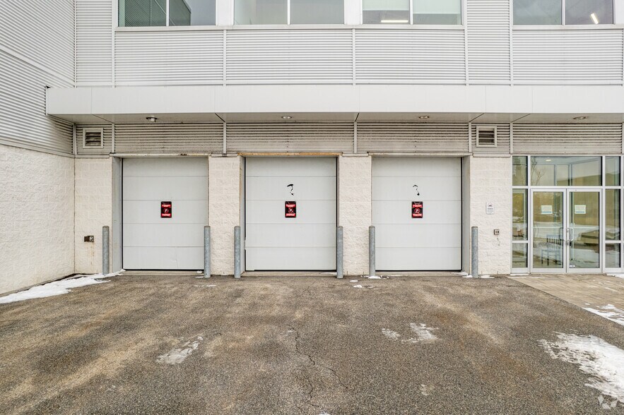 More Photos Of 235 Rue Isabey, Montréal Warehouse For Lease