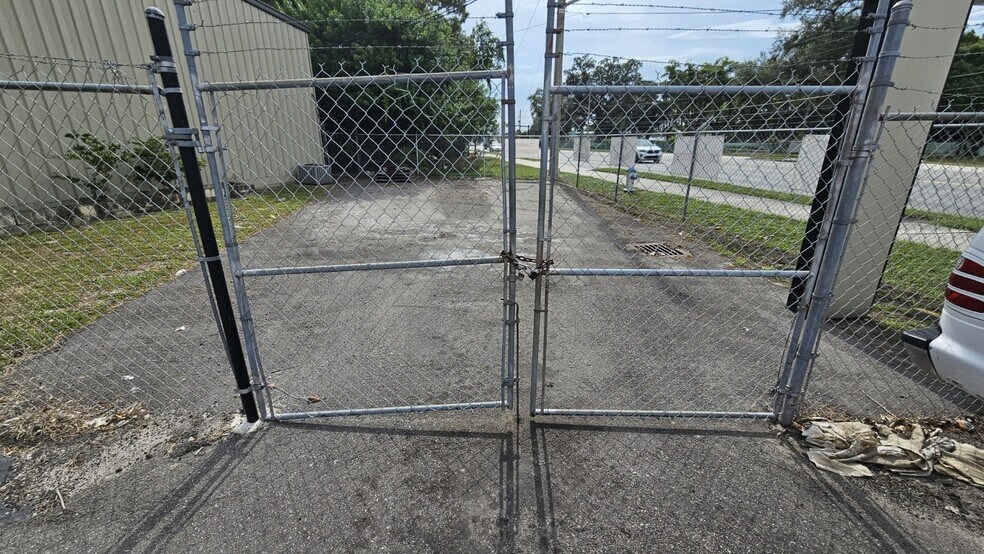 More Photos Of 4502 Old Winter Garden Rd, Orlando Warehouse For Lease