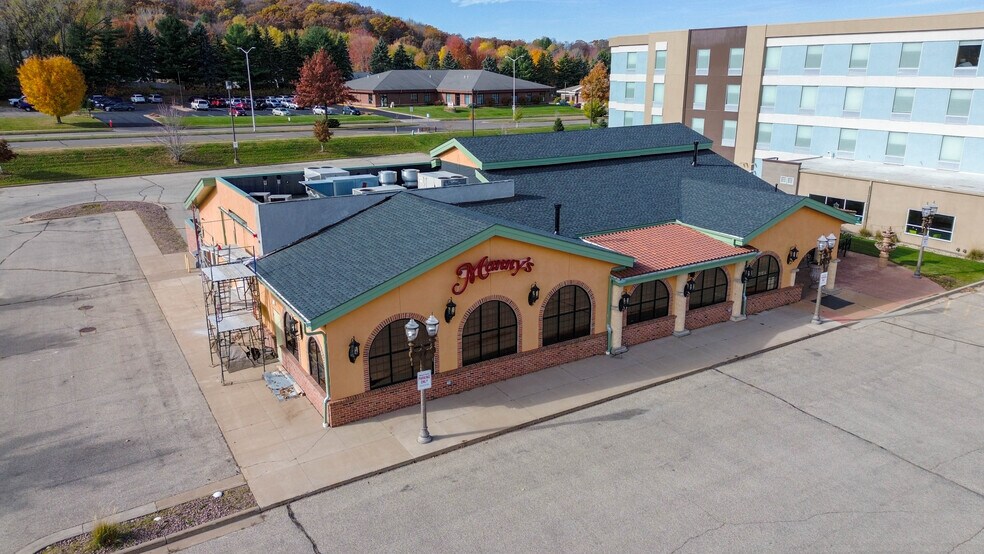 More Photos Of 4207 Oakwood Hills Pkwy, Eau Claire Restaurant For Sale