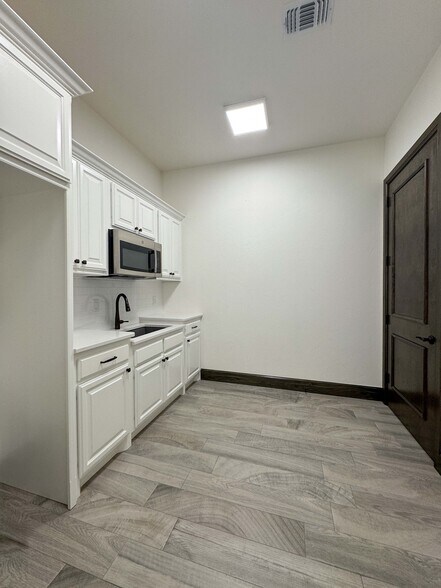 More Photos Of 1201 Magnolia Ct, Moore Office For Lease