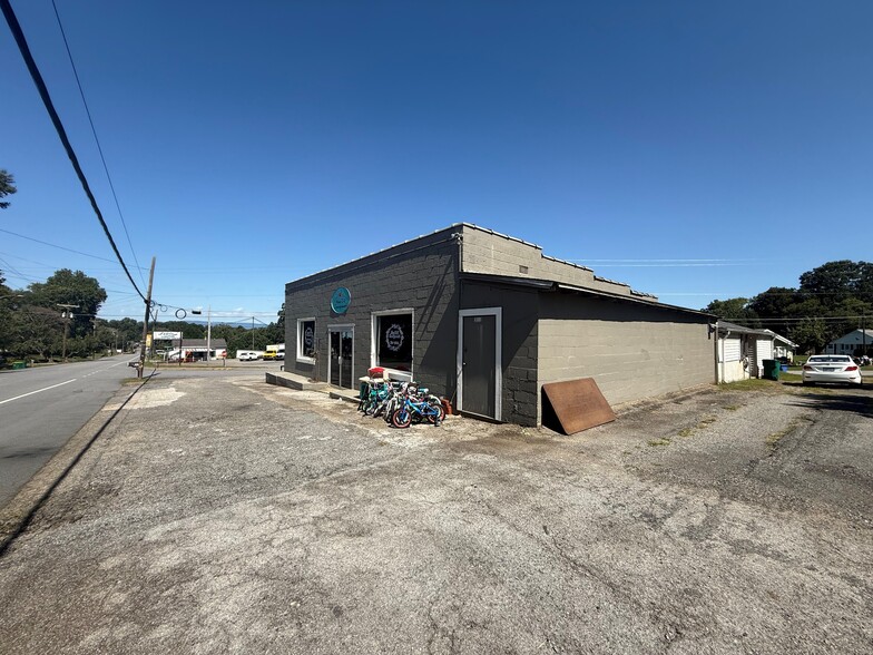 More Photos Of 309 S Main St, Jonesville Freestanding For Lease