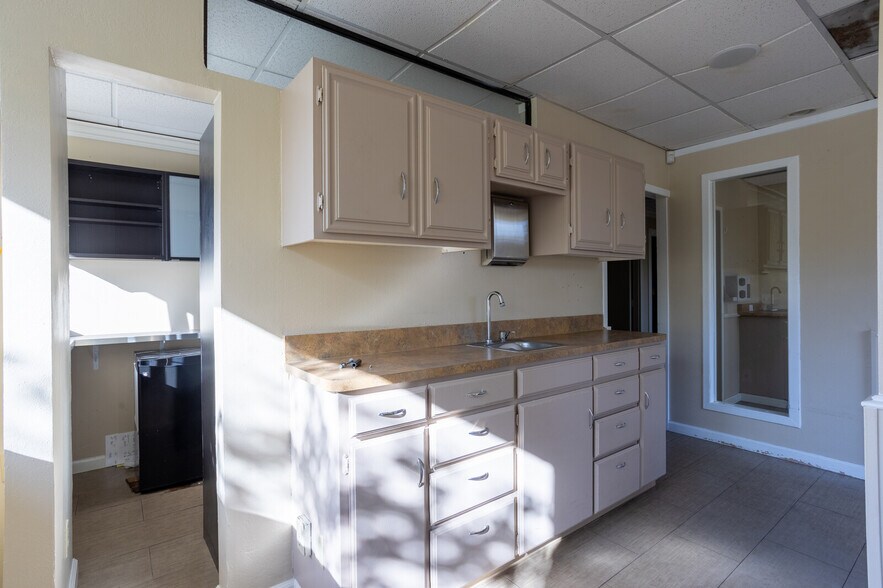 More Photos Of 15835 Pomerado Rd, Poway Unknown For Lease