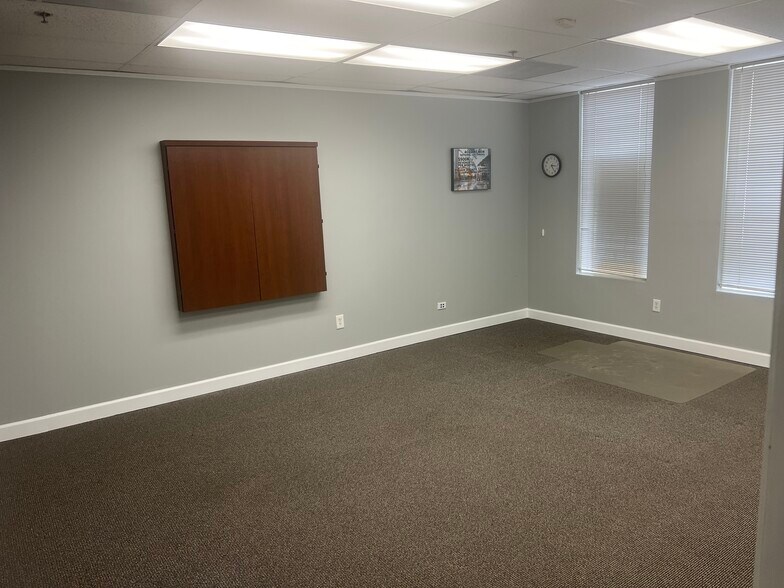 More Photos Of 1355 Wilhelm Rd, Mundelein Warehouse For Lease