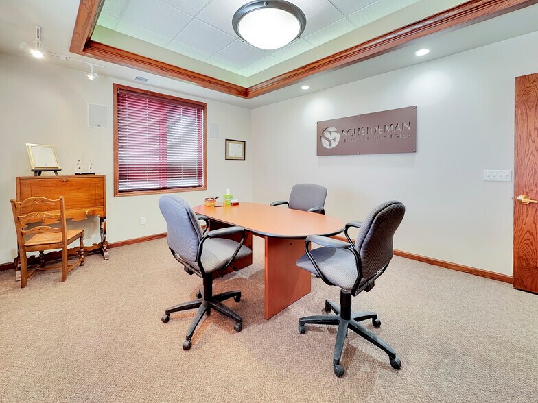 More Photos Of 808 4th St NE, Hampton Office For Sale