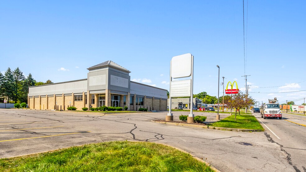 More Photos Of 693 Mccartney Rd, Youngstown Drugstore For Lease