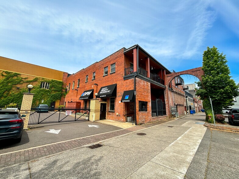 More Photos Of 447 State St, Salem Apartments For Lease