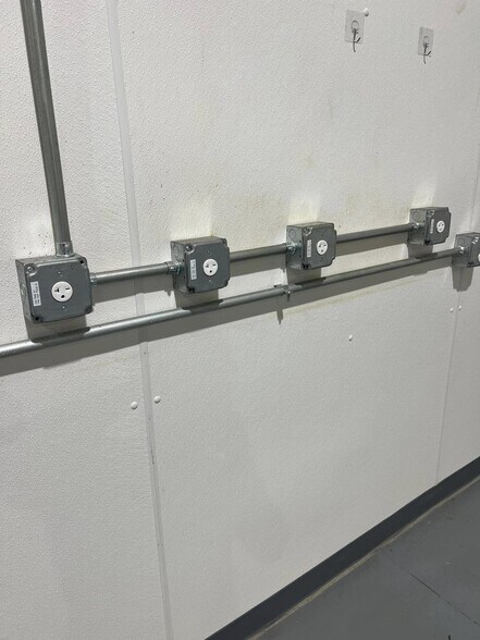 More Photos Of 8511 S Regency Dr, Tulsa Manufacturing For Lease