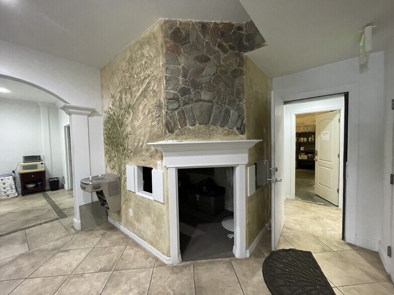 More Photos Of 111 N Geneva Rd, Orem Light Manufacturing For Lease