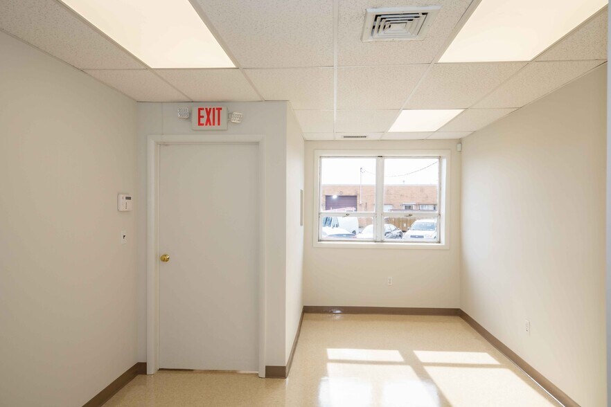 More Photos Of 20 Cain Dr, Plainview Warehouse For Lease