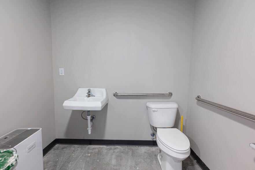 More Photos Of 6404 Trenton Franklin Rd, Middletown Self Storage For Sale