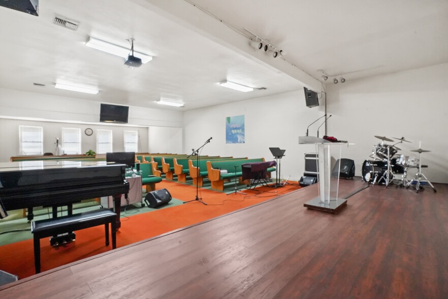 More Photos Of 317 W Palmer Ave, Glendale Religious Facility For Sale