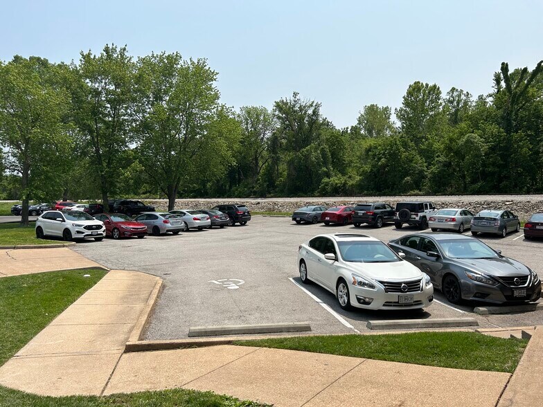 More Photos Of 251-253 Chesterfield Industrial Blvd, Chesterfield Warehouse For Sale